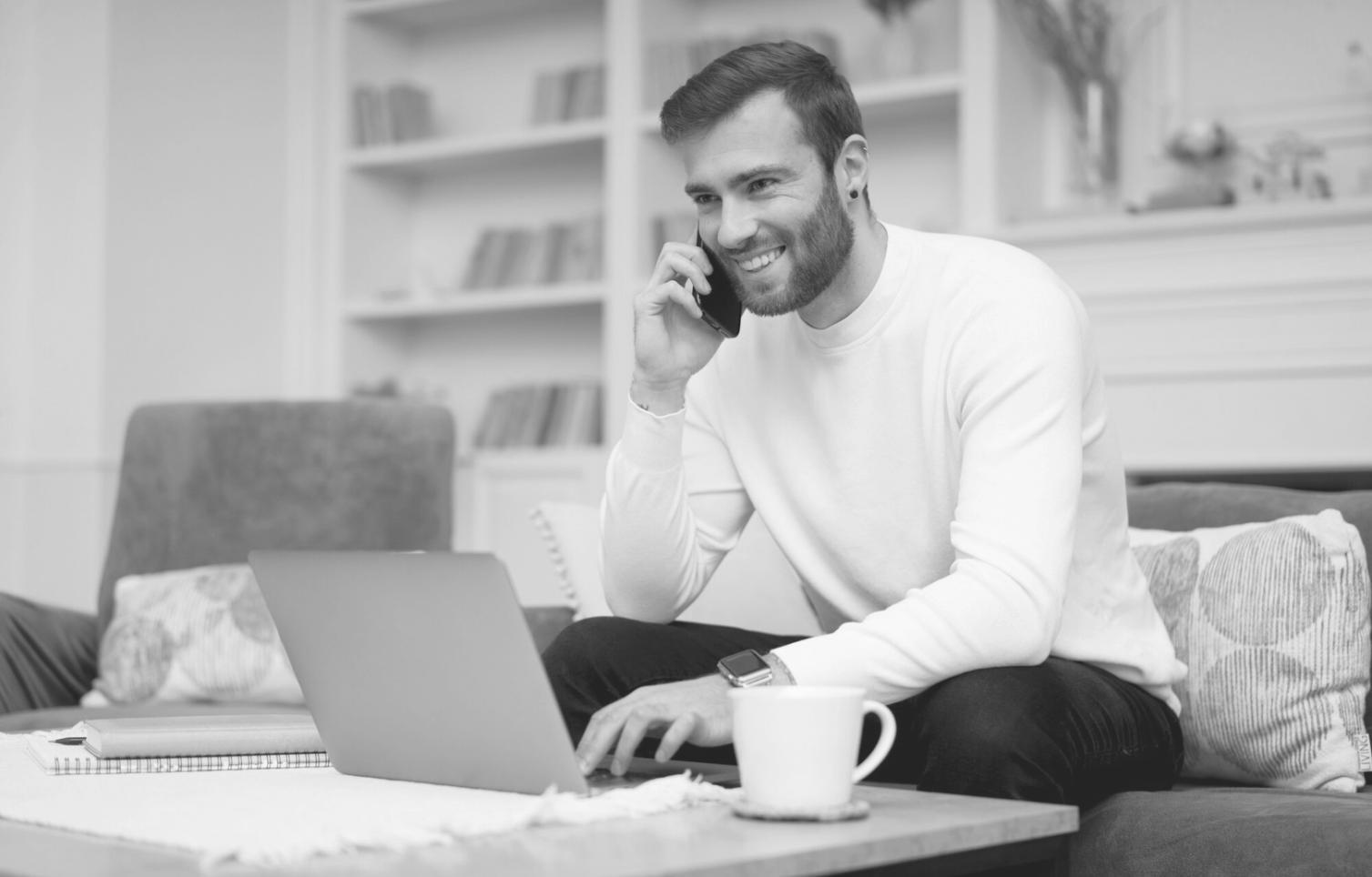 Strategische Partnerschaftsbesprechung mit Finanzexperten am modernen Arbeitsplatz
